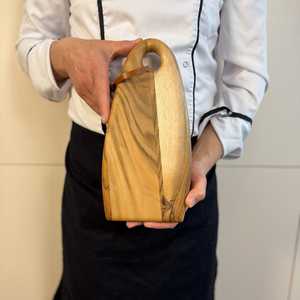 Tabla de cortar de madera atemporal Tabla de queso con cuchillo de acero inoxidable para un servicio elegante y una presentación culinaria orgullosa - Product Image 2