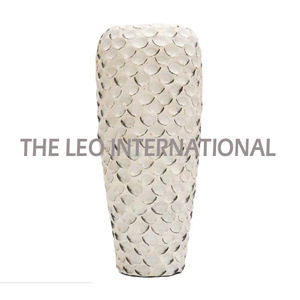 Florero Metálico Industrial de Diseño Lujoso para Lofts Urbanos y Espacios Interiores Minimalistas, Bañado en Oro - Product Image 2