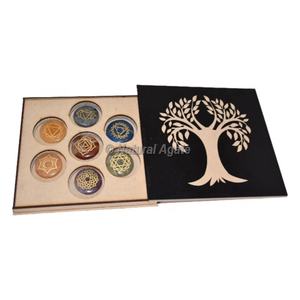 Juego de chakras con caja de madera Juegos de chakras grabados en forma redonda Venta al por mayor Juego de piedra de 7 Chakras con caja grabada de árbol sagrado - Product Image 1