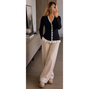 Suéter de punto suave con cuello en V, encaje y botones - Negro - Product Image 3