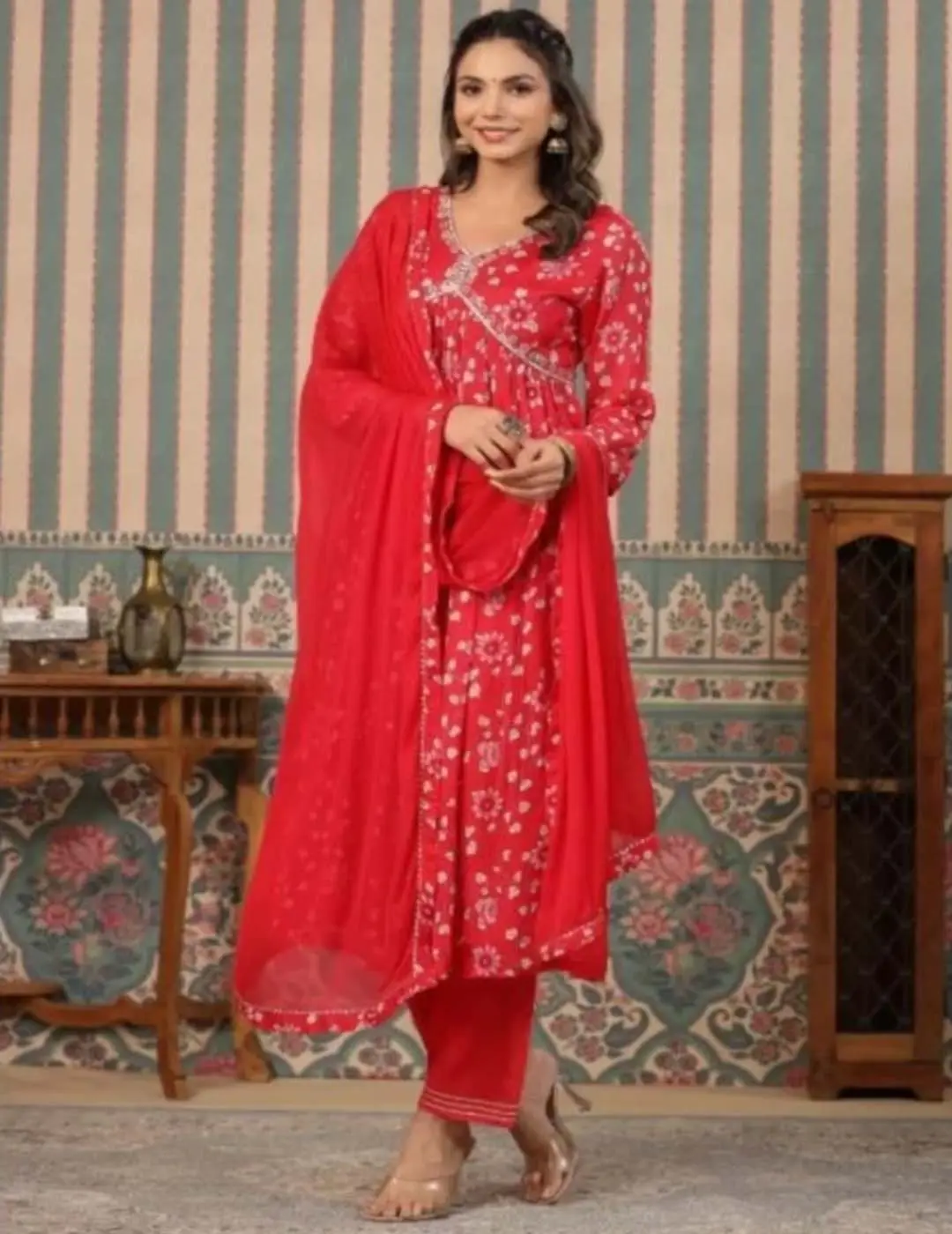 Aussehen schöne rote Farbe Georgette Stoff kurze Kurti Baumwolle Seide Kurti mit Hosen und einfache Dupatta-Anzüge für Damen