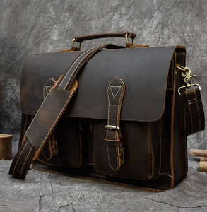 Maletín de cuero marrón con correas y Asa abrochadas delanteras, disponible a precios al por mayor. - Product Image 3