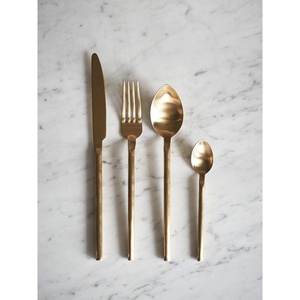 Cubiertos chapados en oro para banquete de boda de acero inoxidable reutilizables creativos con cuchara y tenedor de mango largo de diseñador - Product Image 1