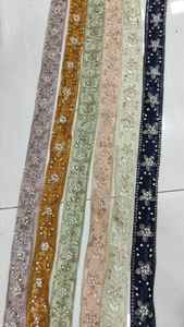 Floral fait sur mesure brodé de quatre façons de couleur avec le travail de la pierre à des fins diverses en deux pouces et demi de largeur. - Product Image 2