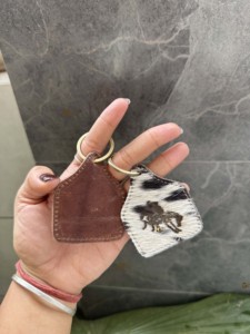 Nouveauté porte-clés en cuir de vachette porte-clés en cuir imprimé vache léopard porte-clés élégants - Product Image 2