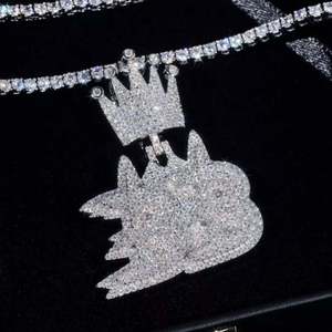 Colgante de Lujo con Logotipo Personalizado y Corona de Moissanita – Joyería Hip Hop de Oro Blanco con Brillo de Diamantes - Product Image 1