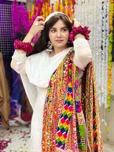 Chales de Seda Espejo 100% Originales para Mujer, los Más Vendidos, Largos, Lisos, con Diseño Étnico Pintado a Mano, Transpirables, Amigables con la Piel, para Todas las Estaciones - Product Image 2