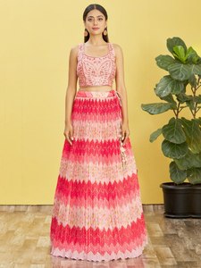 Ilumina tus celebraciones con un impresionante conjunto de Lehenga Choli rosa para ocasiones festivas, con bordado Zari y trabajo de espejos, de secado rápido. - Product Image 5