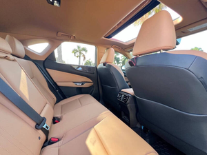 Vehículo SUV Premium Usado de 5 Plazas, Año 2023, Automático, Gasolina, Tecnología Avanzada en el Interior, Excelente Estado - Product Image 3