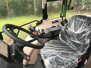 รถไถเดินตาม FENDT 211 S VARIO GEN 3 ขับเคลื่อน 4 ล้อ กำลังสูง 120 แรงม้า สำหรับงานเกษตร พร้อมระบบขับเคลื่อนด้วยเกียร์  กระปุกเกียร์  ปั๊ม  และแกนกลาง - Product Image 5