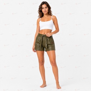 Shorts de cuero sintético verde oliva de cintura alta con cinturón y bolsillos frontales estilo motociclista para mujer - Product Image 2
