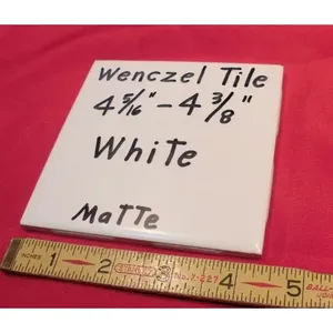 Carreau de porcelaine émaillée en céramique mate blanche vintage de 4-5/16 pouces à 4-3/8 pouces par Wenczel Co. NOS pour sol intérieur dans la chambre à coucher et le salon - Product Image 1