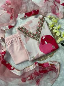 モスリン製の高品質の女性用クルティセットをデジタルプリントと刺<span class=keywords><strong>Embroidery</strong></span>加工で輸出インドから低価格で入手可能 - Product Image 2