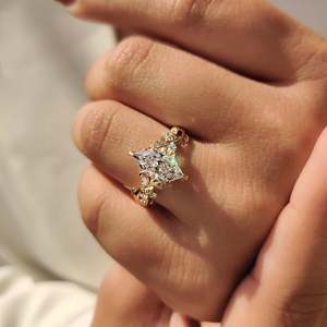 Bague de fiançailles pour femme en diamant taille marquise néerlandaise, inspiration nature romantique, couleur E/EF, clarté VS, plaqué platine rhodié - Product Image 3