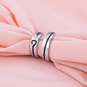 แหวนคู่รูปหัวใจสีเงินที่ทันสมัยทำจากสเตนเลสสตีลและโลหะผสมสไตล์ทางศาสนาที่ทันสมัยพร้อมการตั้งค่าแบบฝัง - Product Image 4