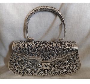 Sac élégant en argent sterling pour femmes avec une brillance luxueuse et un design stylé - pour un usage quotidien, des occasions spéciales et des cadeaux - Product Image 2