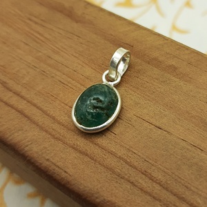 Elegante Colgante de Plata de Ley 925, Joyería Fina Hecha a Mano con Gema Ovalada de Esmeralda, Gema AAA con Parte Posterior Plana, Estilo Religioso para Fiesta - Product Image 1