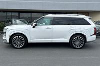 Hyundai Palisade Calligraphy 2026 Blanc Propre. Véhicule d'occasion, intérieur clair, sièges en cuir, SUV, toit ouvrant, camionnette, au meilleur prix et de qualité.