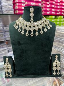 Ensemble de collier ras du cou en or plaqué indien lourd avec Kundan et Meenakari au dos pour filles et femmes, à porter pour les fêtes - Product Image 4