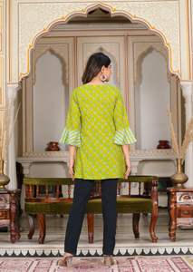 Kurti court en rayonne à imprimé floral vert pour femmes avec col en V et manches évasées, conçu dans un tissu doux et confortable pour un usage quotidien - Product Image 3
