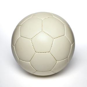 Balón de Fútbol Personalizado con Logotipo en Colores Blancos, Estilo Clásico con Cámara de Butilo, Opciones de Tamaño Personalizadas - Product Image 3