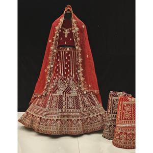 Velours Lehenga Choli le plus vendu pour les occasions indiennes et pakistanaises festives brodées avec des détails perlés de travail de fil d'Inde - Product Image 1