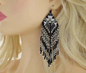 Magnifiques boucles d'oreilles pendantes longues à franges et pompons, faites à la main, multicolores, ornées de perles de rocaille - Product Image 2
