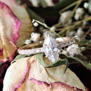 แหวนหมั้นเพชรรูปรัศมีที่ซ่อนอยู่สำหรับเธอ - Product Image 2