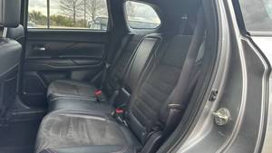 Mitsubishi Outlander SE 2020, caja de cambios automática Interior de cuero oscuro, tamaño de neumático R17, cámara trasera, aleación de aluminio, gasolina - Product Image 4