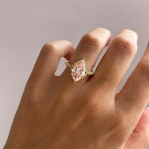 แหวนหมั้นเพชรทรงมาร์คีส์สีชมพูวินเทจ 3.10 กะรัต ได้รับการรับรองจาก IGI - Product Image 5