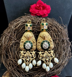 ต่างหูห้อยลายจุดแบบดั้งเดิม Jhumkas ไข่มุกกุณแจ็คคาหรูหราออกแบบตามเทศกาล - Product Image 3