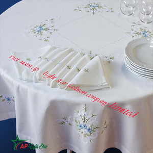 Nappe brodée élégante et luxueuse Artisanat frais de couture et de couture Nouveau - Product Image 1