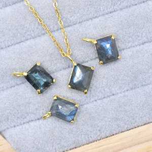Collier en labradorite serti à griffes, forme rectangulaire, pierre précieuse facettée, collier à boucle unique, collier statement - Product Image 1