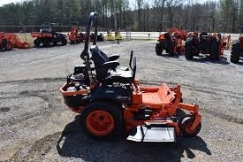 Tracteur de jardin Cub Cadet rouge 4x4 à transmission par engrenages 25 CV, niveau de sécurité élevé - Product Image 2