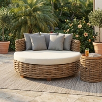 Canapé-lit d'extérieur en rotin naturel Daphnie avec coussin crème, configuration de salon circulaire pour usage hôtelier, design moderne et écologique