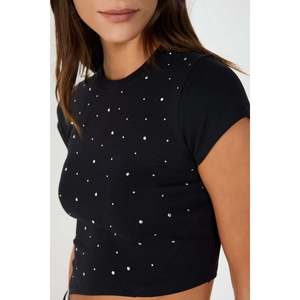Blusa Corta Informal con Bordado de Piedras, Corte Asimétrico y Logotipo Frontal, 100% Algodón - Product Image 3