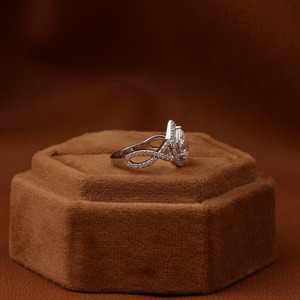 Bague en or massif 14 carats avec diamants taille poire et ronde Bague de fiançailles classique ou d'occasion spéciale certifiée IGI - Product Image 2