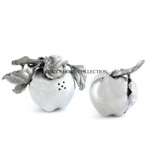 Juego clásico de sal y pimienta de metal martillado con diseño de forma de manzana hecho a mano para temas de cocina rústica y tradicional - Product Image 6