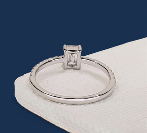 Bague de fiançailles en diamant de laboratoire taille émeraude 0,68 carat, VVS2, certifiée IGI, plaquée rhodium, or blanc 14 carats - Product Image 3