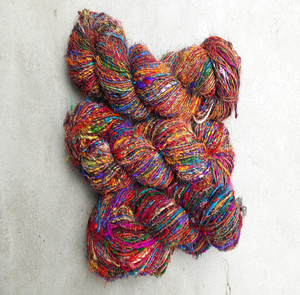 Fils de soie sari multicolores faits sur mesure à partir de fibres de soie sari recyclées disponibles dans un assortiment de couleurs idéal pour re - Product Image 1