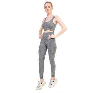 Ensemble de yoga gris pour femmes élégantes, haut court et short, ensemble de yoga deux pièces sans couture, vêtements d'entraînement confortables - Product Image 1