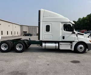 Excellent camion semi-remorque Freightliner Cascadia 125 Sleeper d'occasion 2018 - Cabine intégrale de 71 pouces, 475 CV, boîte manuelle 10 vitesses, expédition mondiale - Product Image 3