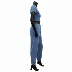Conjunto deportivo de top corto y pantalones jogger para mujer, 240 GSM, algodón y poliéster, tejido acanalado, azul cielo, con logotipo personalizado con transferencia térmica de diamantes de imitación. Conjuntos para mujer. - Product Image 3