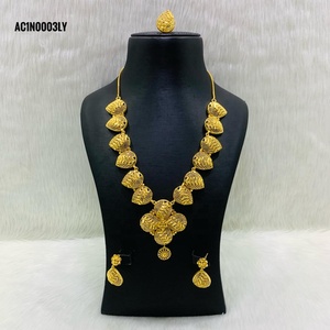 Compra en línea de collar largo chapado en oro, conjunto de joyería de moda para fiestas y regalos en la India - Product Image 1