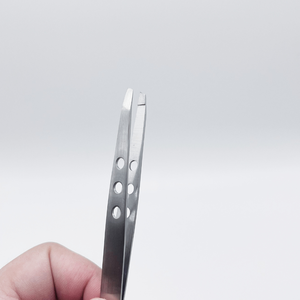 Pince à sourcils unique de la meilleure qualité avec finition sable incurvée à pointe inclinée - Product Image 6