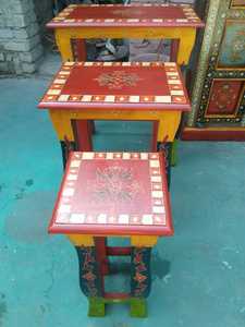 Tables basses et tables d'appoint en bois peintes à la main sur le thème indien, fabriquées sur mesure pour les magasins de décoration intérieure et les designers d'intérieur - Product Image 5