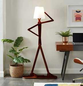 Lampe sur pied en bois avec figurine articulée |   Lampe sur pied en bois en forme d'homme ludique |   Éclairage d'appoint marron et blanc - Product Image 2