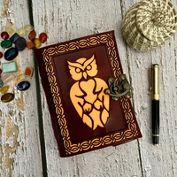 Diario de Cuero con Cubierta Estampada con Diseño de Búho Hecho a Mano por Al-Amir, 7x5 Pulgadas, Papel con Borde Decorativo, 120 Hojas, Encuadernación Térmica Perfecta
