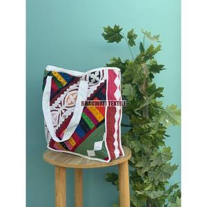 Venta al por mayor lote de bolso de mano acolchado de algodón hecho a mano para mujer forro de lona estampado de retazos para compras comestibles playa uso diario - Product Image 2