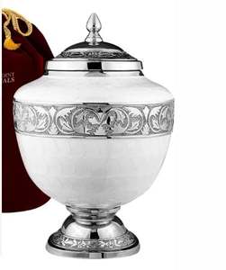 Nueva urna de cremación de metal negro decorativa de aspecto real para cenizas humanas - Product Image 4